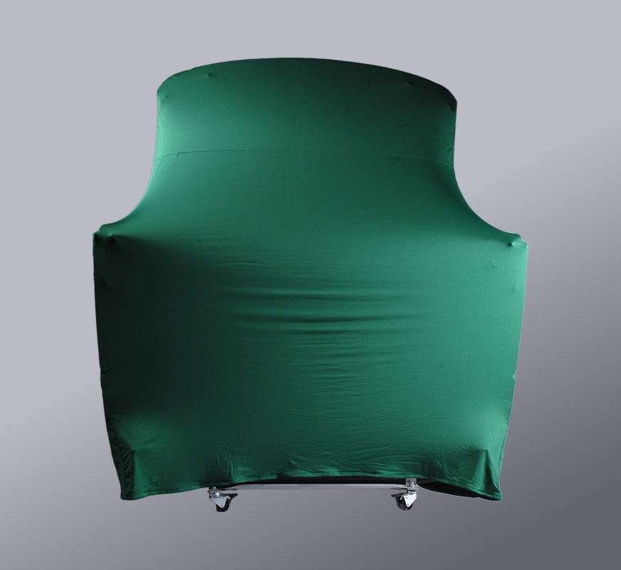 Hardtop auf einem Hardtopständer, zusätzlich mit einem Hardtop Cover abgedeckt
